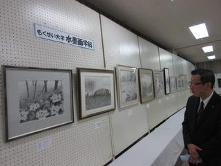 市民文化祭で水彩画の展示を見学している市長の写真