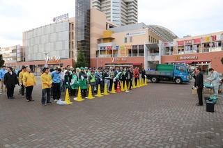 上福岡駅に集まったポイ捨て及び路上喫煙防止キャンペーンに参加した人達が黄色のコーンに整列している前で市長が話をしている写真