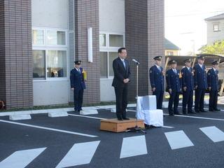 警察署での出陣式で制服姿の警察官が並ぶその横のマイクで挨拶をしている市長の写真