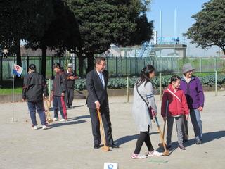 校庭でグランドゴルフを楽しむ市長と地域の人達の写真
