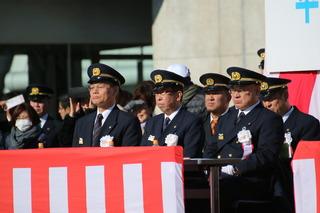 消防出初式にて制服姿の消防職員の写真