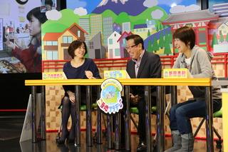 放送スタジオで、番組MCの八木 亜希子さん、新田 恵利さん、市長が座って話をしている写真
