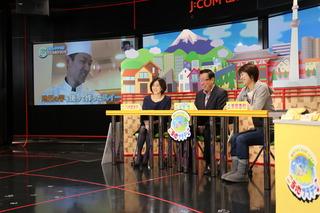 スタジオのセットに座り、前を見ている市長と、番組MCの八木 亜希子さん、新田 恵利さんの写真