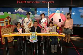 スタジオに着席する市長と、番組MCの八木 亜希子さん、新田 恵利さん、その後ろに並ぶ、ふじみ野市七夕親善大使の女性2名とふじみんの横に立つ女性の集合写真