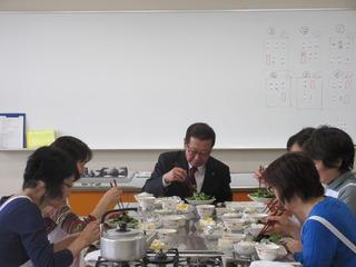 食生活改善推進員協議会伝達講習会で、参加者と一緒に食事をする市長の写真