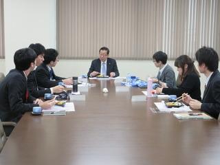 ランチミーティングで、若手職員と食事をとる市長の写真