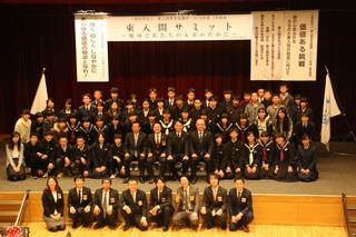 中学生と、市長、関係者が並ぶ集合写真