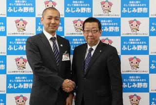 吉野 高章さんと、市長が握手をしている写真