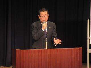 演台に立ち、話をする市長の写真