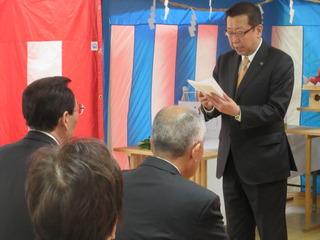 上福岡おひさま保育園の竣工式で、祝辞をする市長の写真