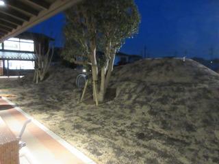 ふじみ野どろんこ保育園の園庭の砂の山の写真