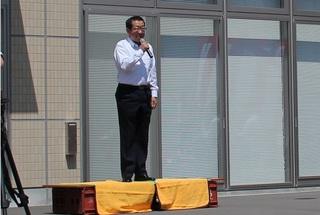 第1回エコラボフェスタで挨拶をしている市長の写真