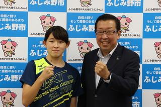 武田 眞咲選手と市長が握りこぶしをして記念写真