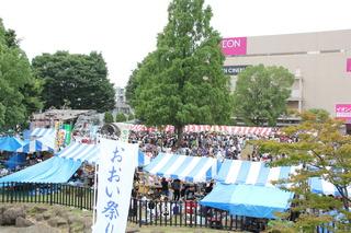 多い祭りの会場に大勢の人が集まっている全体写真