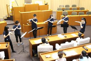 議場で東邦音楽大学フルートアンサンブルの皆さんが演奏をしている写真