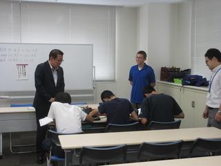 寺子屋中学生コースで授業を受けている3人の中学生の様子を前から見ている市長の写真