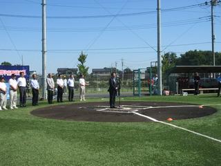 東入間学童野球秋季大会の開会式でバッターボックスで挨拶をしている市長の写真