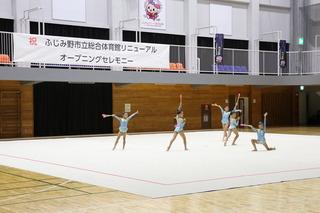 5名の女子新体操の演技が行われている写真