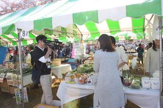 カメラマンが野菜のブースを撮影している写真