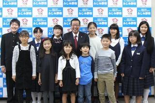 小中学校の児童・ 生徒の皆さんと市長との記念写真