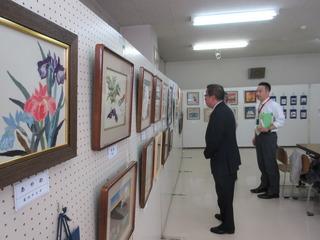 「絵画」の作品展示を見学している市長の写真