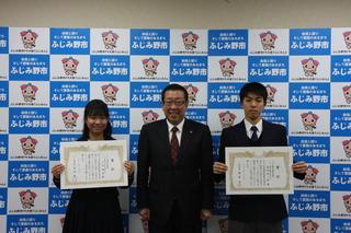 生山 本瑠奈さん、生高田 壮一郎さんが表彰状を手に持って、市長と一緒に写っている写真