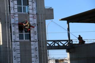 3階ほどの高さからロープに吊り下がり救助訓練をしている写真