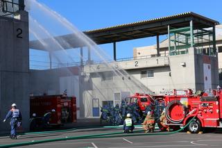 消防車から2階に向けて放水訓練をしている写真