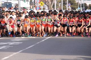 ゲストランナーとして大東文化大学の陸上競技部の選手の方々がスタートした写真