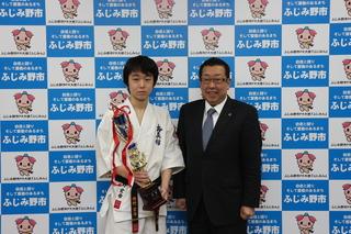 2017全世界青少年空手道選手権大会優勝葦原中学校3年増野 宏希さんとの記念写真