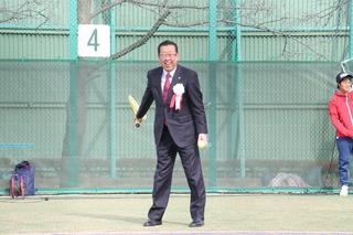 右手にテニスラケット、左手にボールを手に持って笑顔で写っている市長の写真