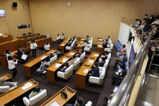 オーボエアンサンブルの演奏が行われており、議院席と、2階席に沢山の来場者がアンサンブルを聞いている様子を2階の左後方より、場内を写している写真