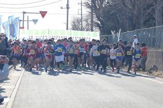 第49回入間東部地区駅伝競走大会の参加者が、スタートして一斉に道路を走りだしている様子の写真