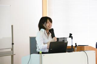 気象予報士の寺川 奈津美さんがマイクを持って講演をしている写真