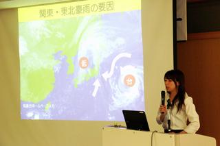 スライドに天気図を写して、マイクを持って説明をしている気象予報士の寺川 奈津美さんの写真
