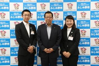 左から末弘 将人さん,市長 小山 舞子さんが3人並んで写っている写真 JICA青年海外協力隊表敬訪問