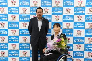 市長と花束を持っている車椅子に乗っている平澤選手表の写真