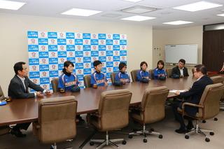 青いユニフォーム着たZENKO BEAMSのチームの皆さんが机を挟んで、市長の前に座っている写真