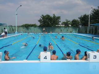 プールの授業が行われており、プールの中で生徒達が泳いでいる様子の写真
