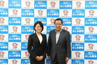 丹野 恵梨香選手と市長のが笑顔で写っている写真