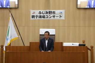 親子向け夏の議場コンサートが行われており、議長席で市長が話をしている写真