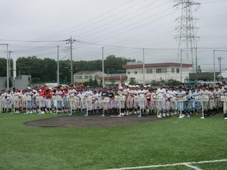 東入間学童野球秋季大会の参加者がグラウンドに、各チーム毎に名前のプレートを持って整列している写真