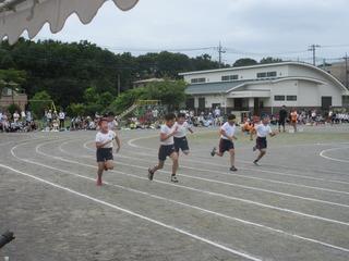 赤・青・白のハチマキを頭に締めている児童が必死にはしっている徒競走の写真 市内小学校運動会（東原小）