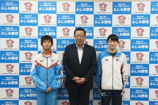 市長を中央に武田選手と入江選手が両サイドに立ち一緒に記念撮影している写真