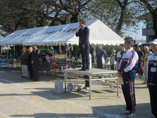 会場にはテントが立てられており、朝礼台の上で市長がマイクを持って、参加者の皆さんに話をしている写真