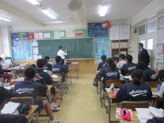 葦原中学校の教室で授業が行われており、市長が前の扉の横に立って授業を見ている写真