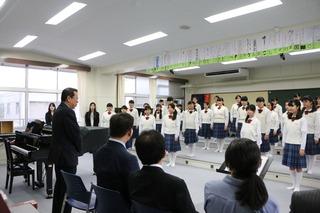 大井中学校音楽部の皆さんの前で市長が話をしている写真