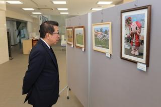 展示作品の中に、ふじみんの写真が展示されており、その作品を市長が見ている写真