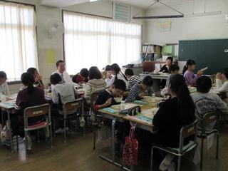 グループごとに分かれて座りその中で市長も一緒に給食を食べている写真