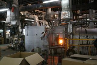 工場内の炉の中が真っ赤に燃えている機械の写真
